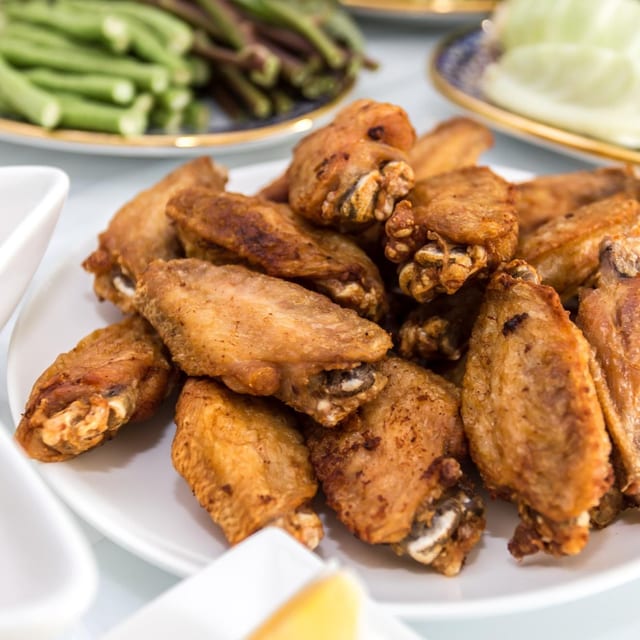 Chicken Wings with Garlic Sauce (8 Pieces).